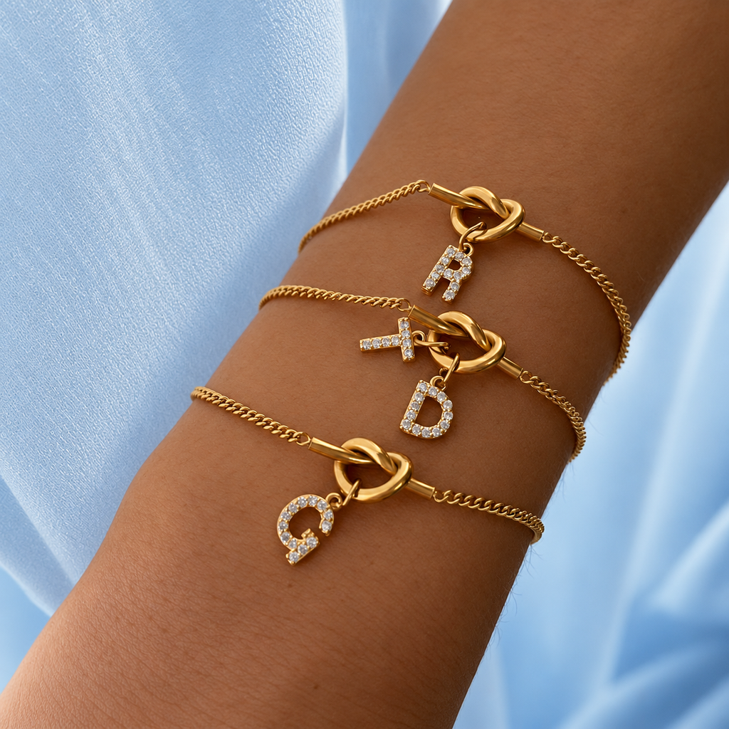 The Léa Personalized Crystal Initial Knot Bracelet