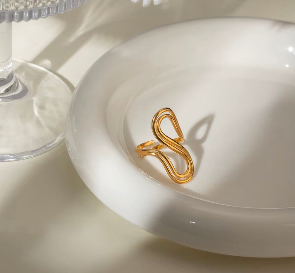 Fluid Loop Ring – 18K Gold Plated Stainless Steel