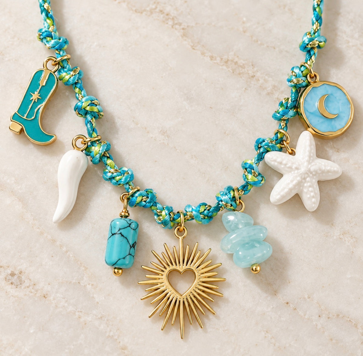Détail du collier Aqua Heart turquoise et doré