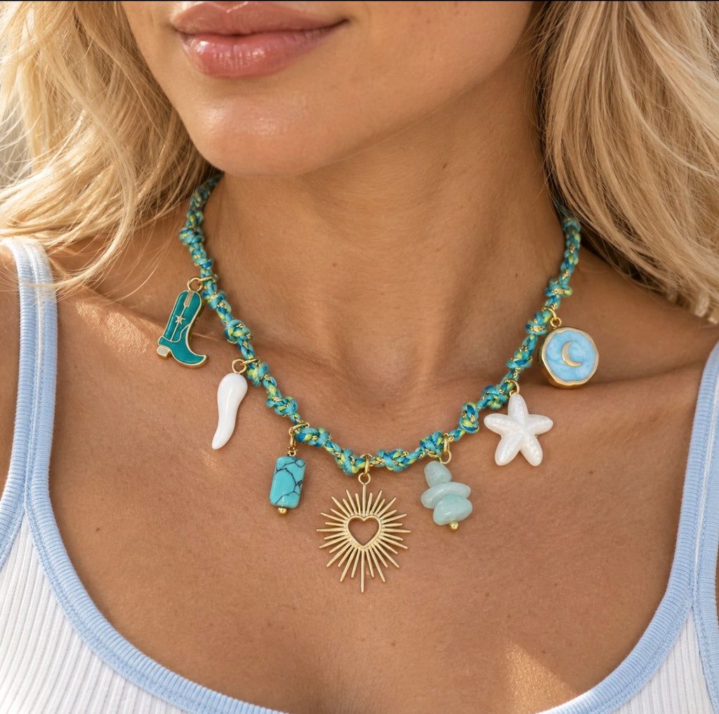 Collier Aqua Heart turquoise et doré porté sur mannequin