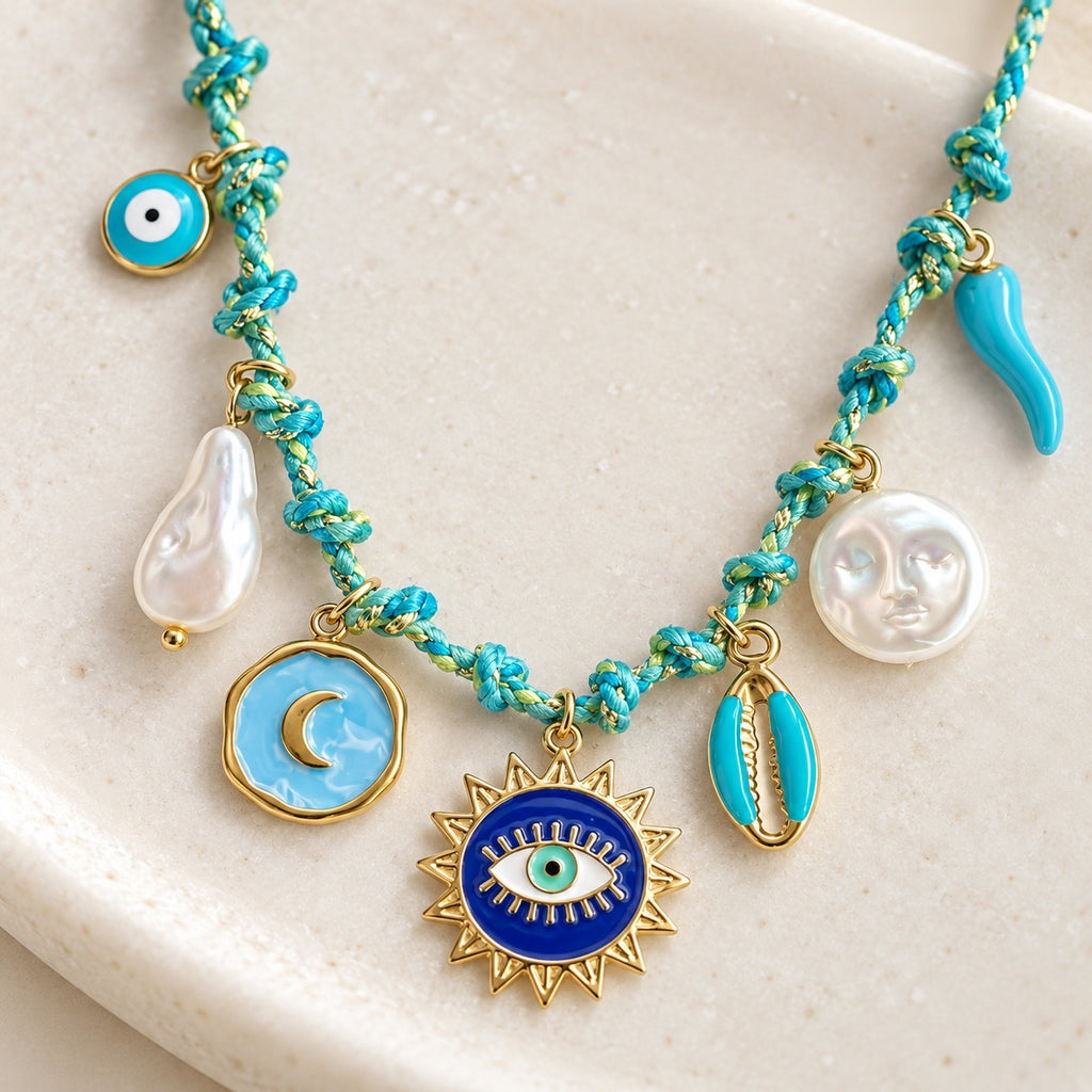 Détail du collier Blue Eye turquoise et doré