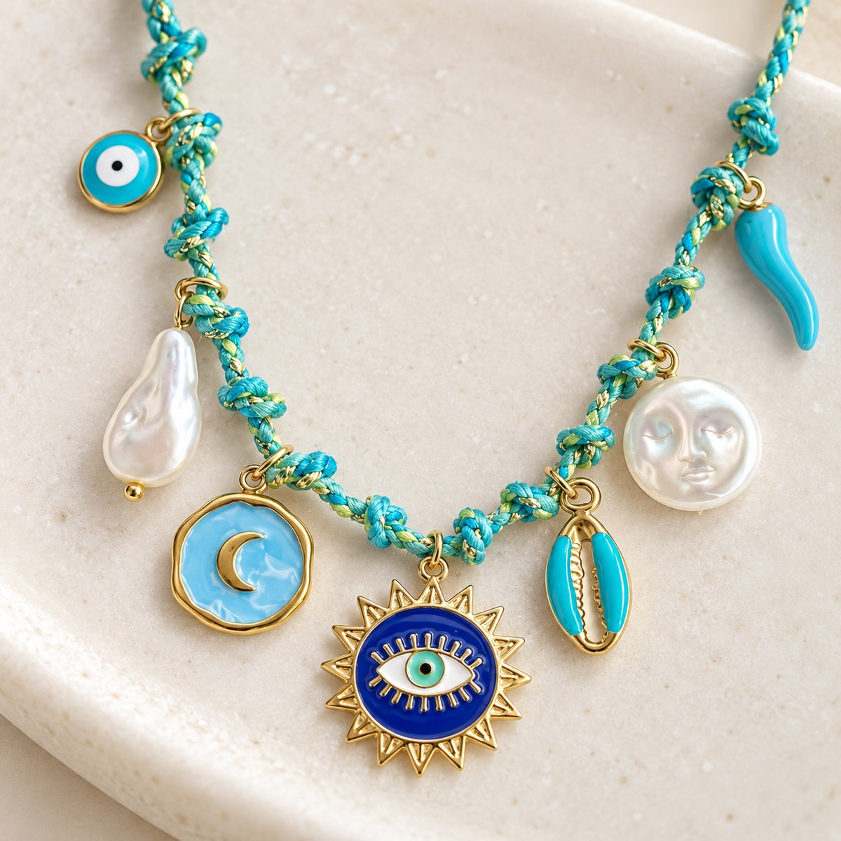 Détail du collier Blue Eye turquoise et doré