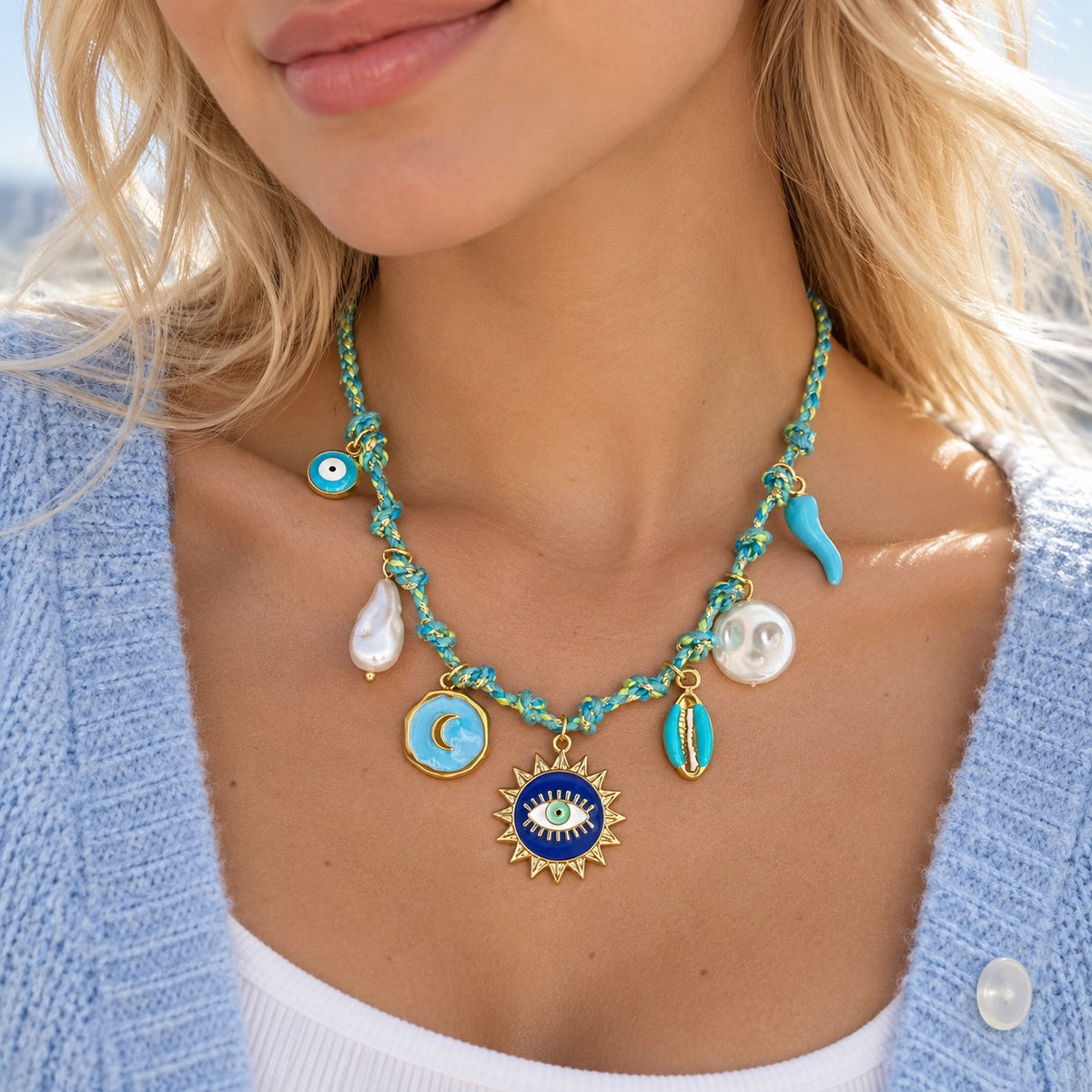 Collier Blue Eye turquoise et doré porté sur mannequin