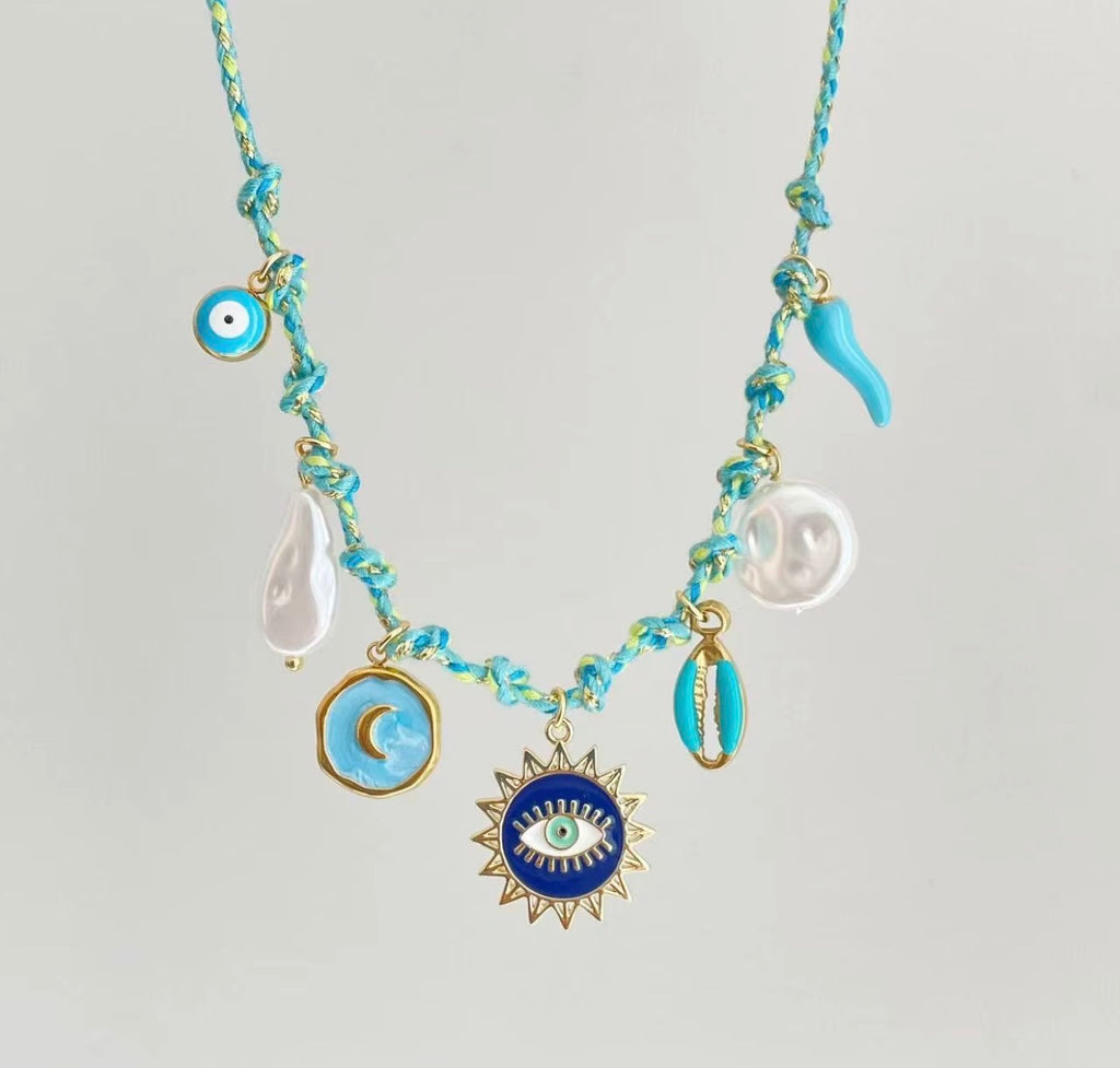 Vue originale du collier Blue Eye turquoise et doré