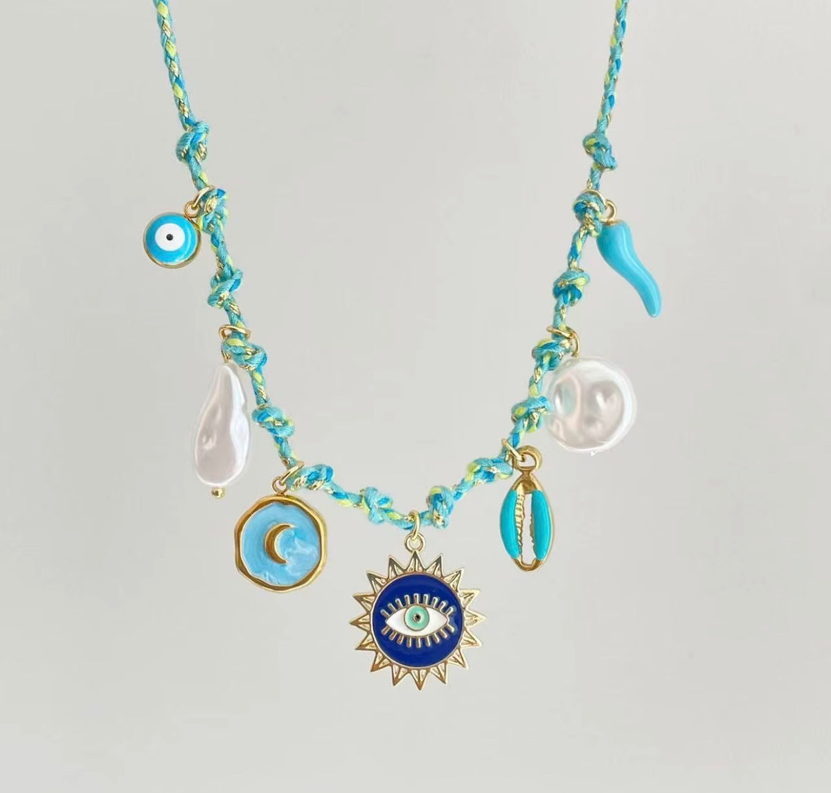 Vue originale du collier Blue Eye turquoise et doré