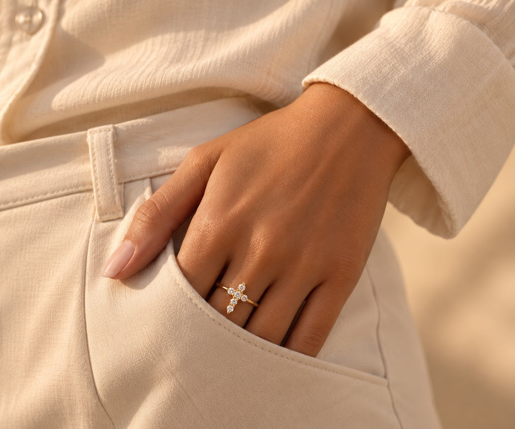 Celeste Crystal Ring gold – worn close-up