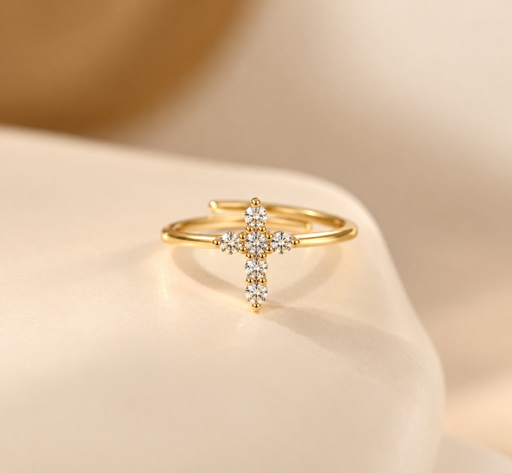 Celeste Crystal Ring gold – lifestyle view