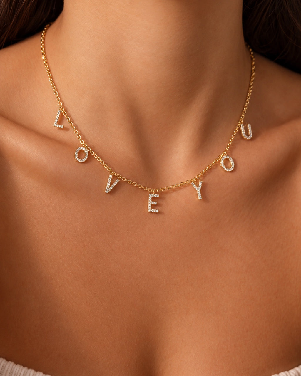 Collier personnalisé Livia à lettres en strass porté en gros plan