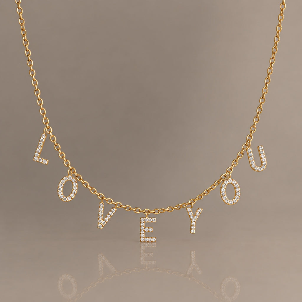 Collier personnalisé Livia à lettres en strass sur fond studio