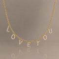 Collier personnalisé Livia à lettres en strass sur fond studio