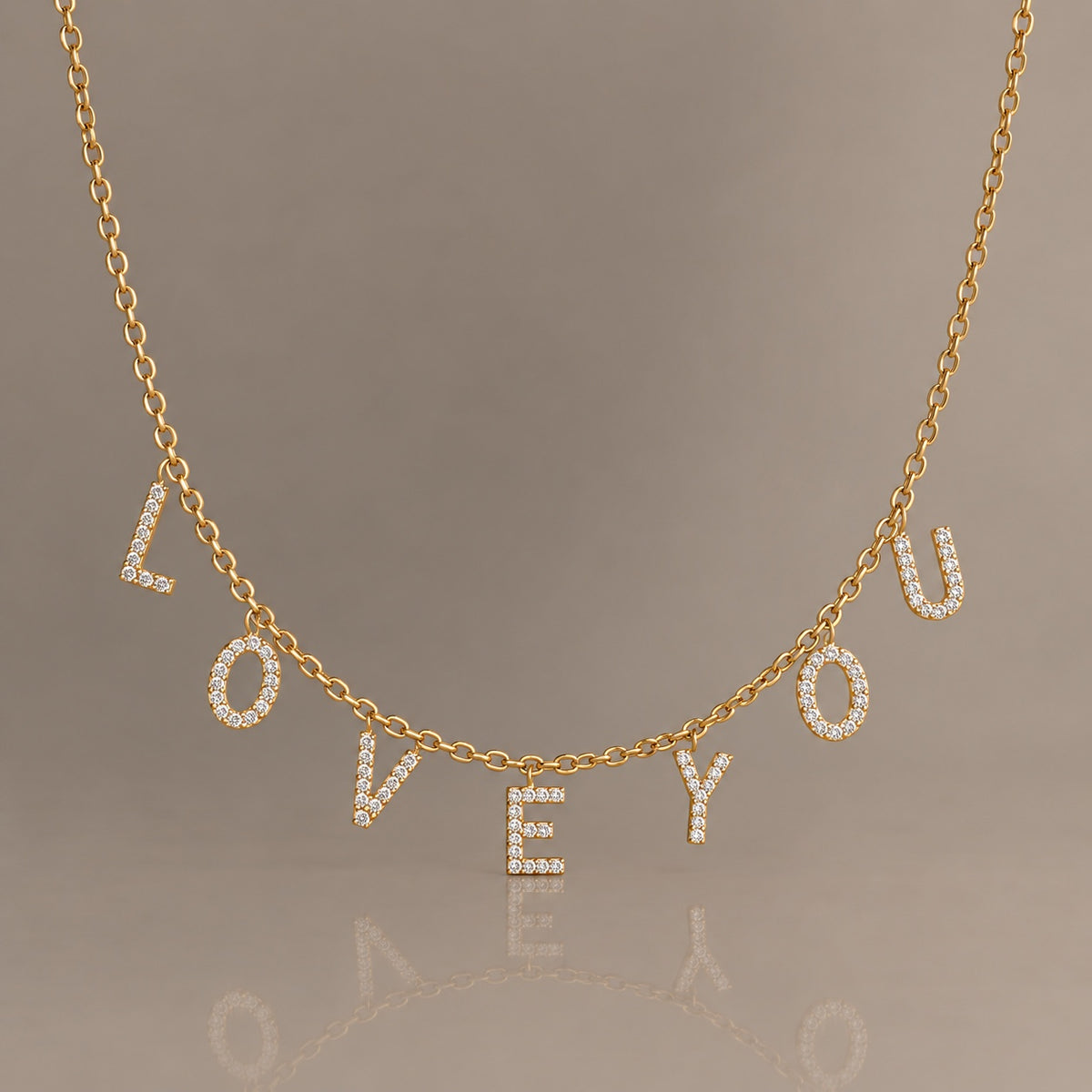 Collier personnalisé Livia à lettres en strass sur fond studio
