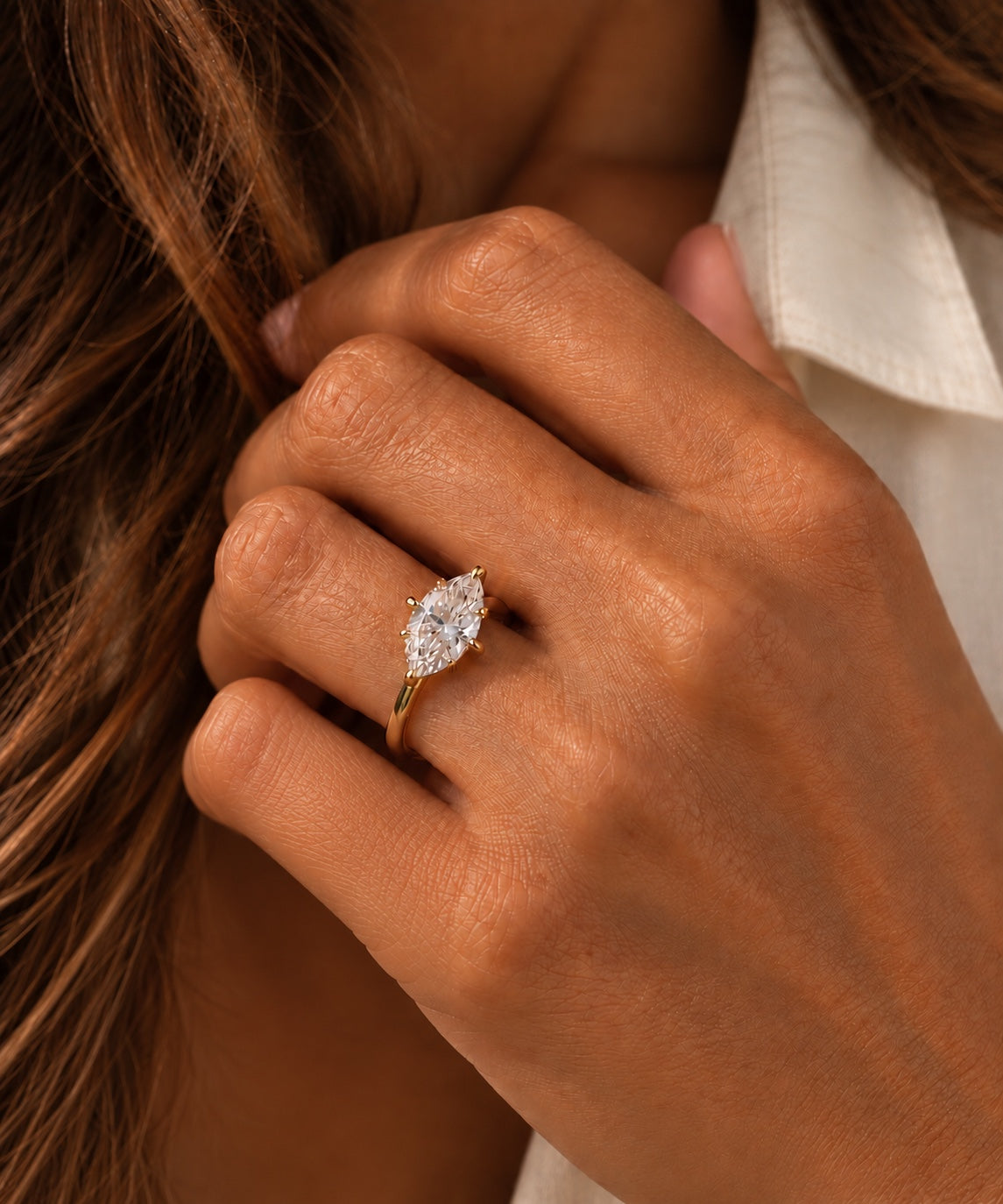 Mara Marquise Ring gold – lifestyle worn view
