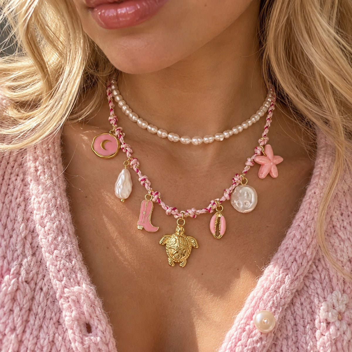 Collier Pink Tide rose et doré porté avec collier de perles
