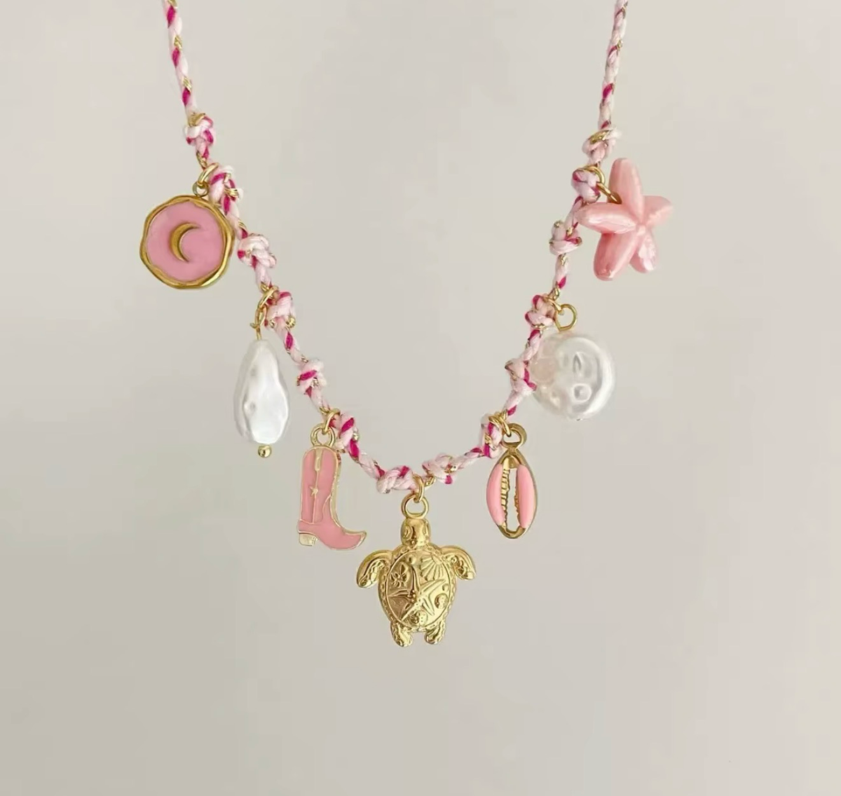 Vue originale du collier Pink Tide rose et doré
