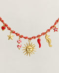 Collier Sunny Luck rouge et doré présenté horizontalement