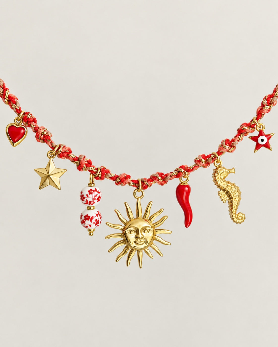 Collier Sunny Luck rouge et doré présenté horizontalement