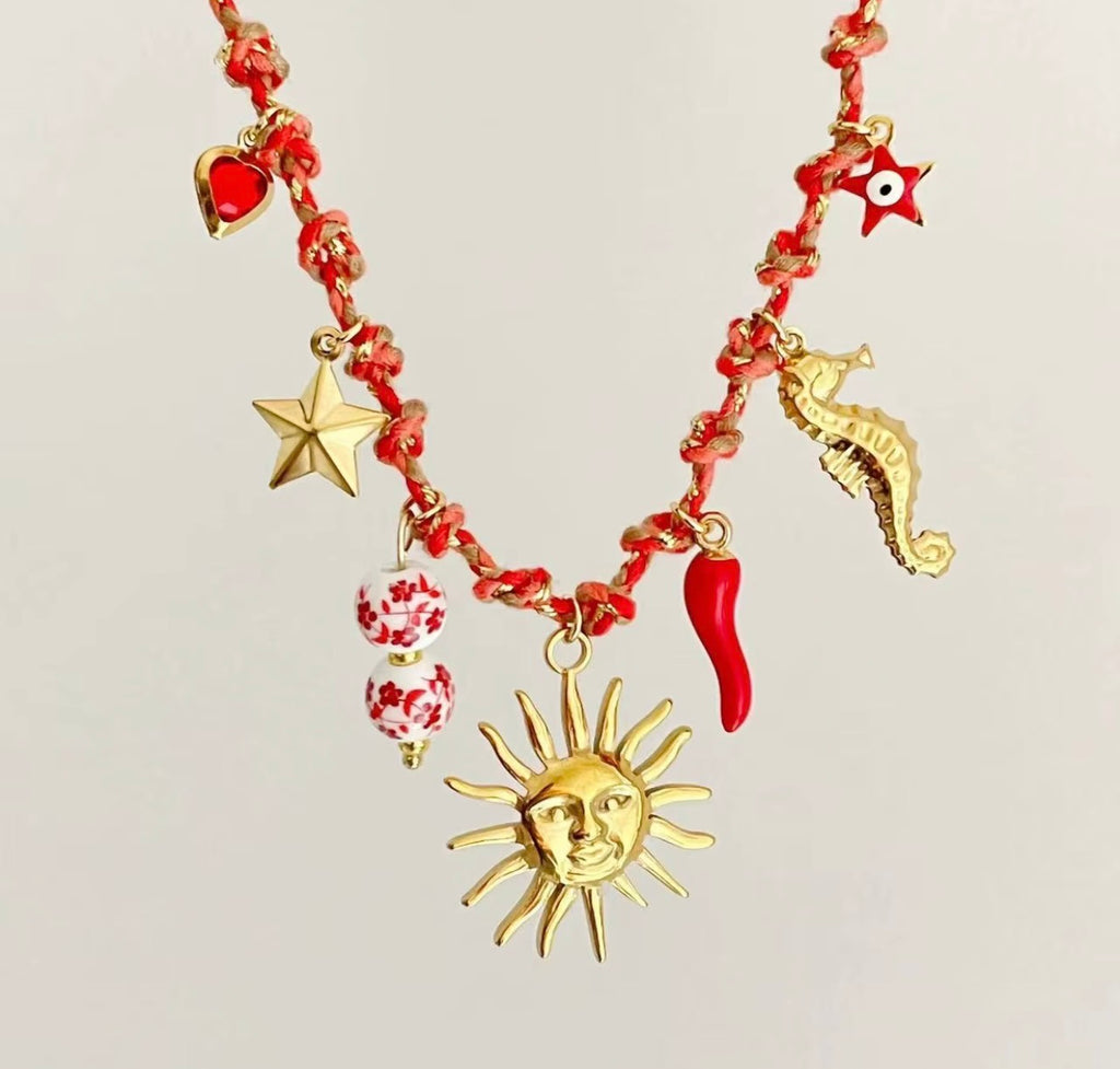 Vue originale du collier Sunny Luck rouge et doré