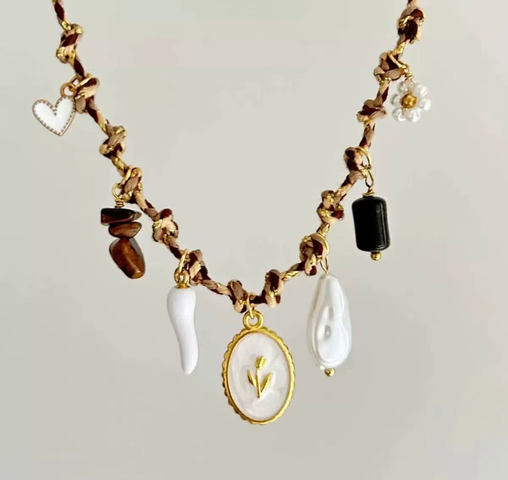 Vue du collier Daisy Girl avec charms