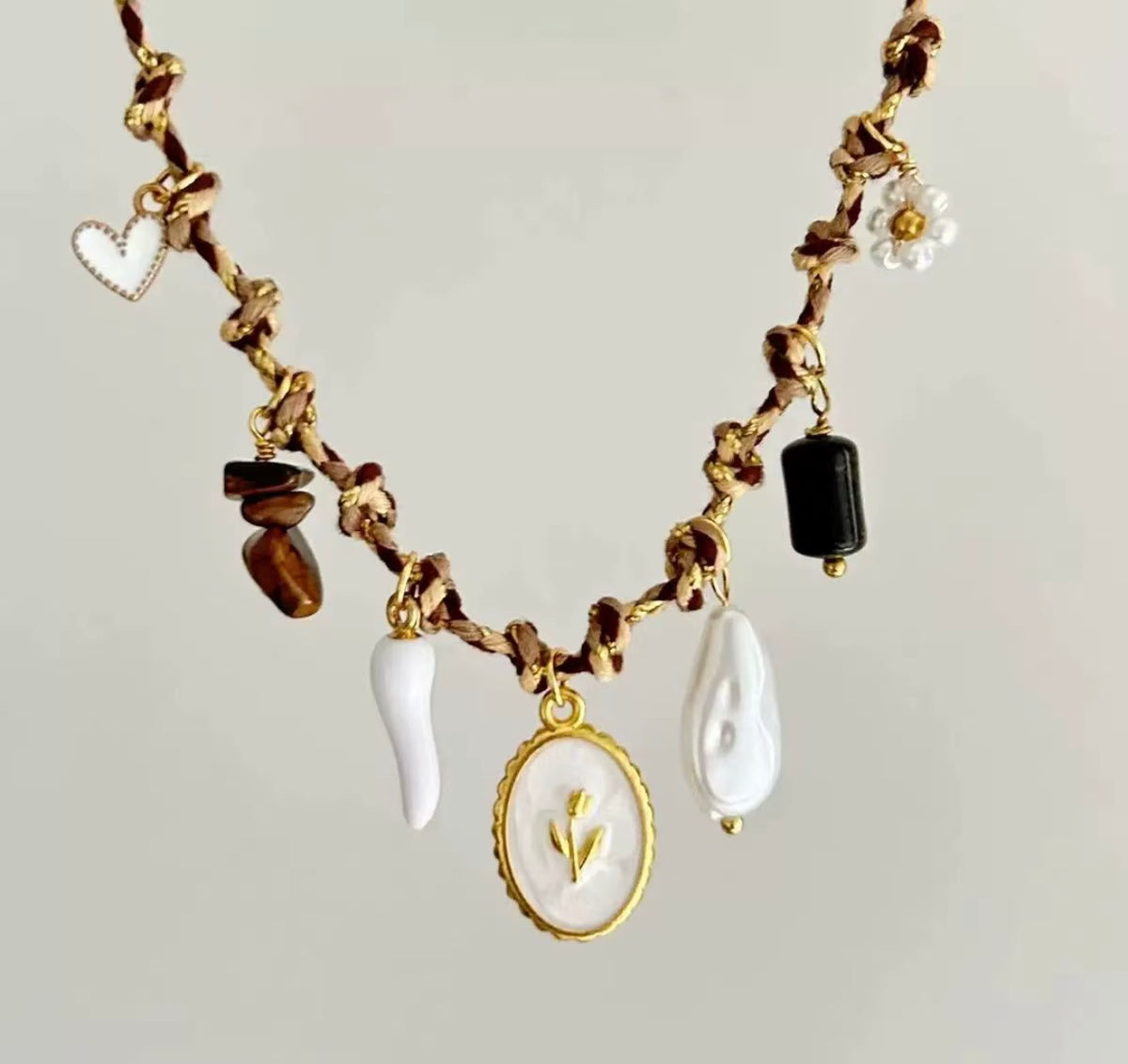Vue du collier Daisy Girl avec charms