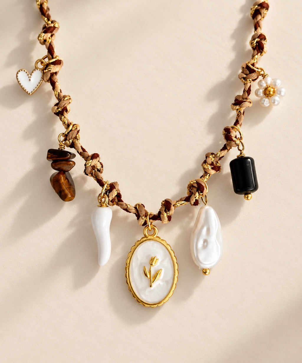 Collier Daisy Girl sur fond crème