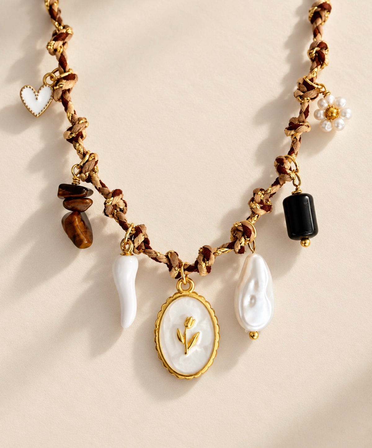 Collier Daisy Girl sur fond crème